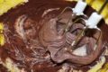 عمل خليط كيكة الشوكولا الهشة