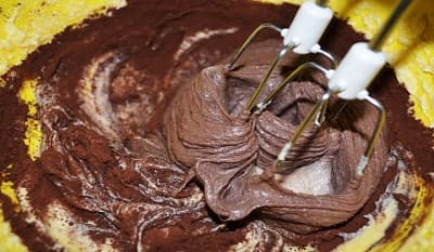 عمل خليط كيكة الشوكولا الهشة