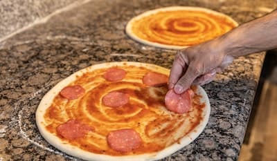 عمل عجينة البيتزا الهشة والسريعة
